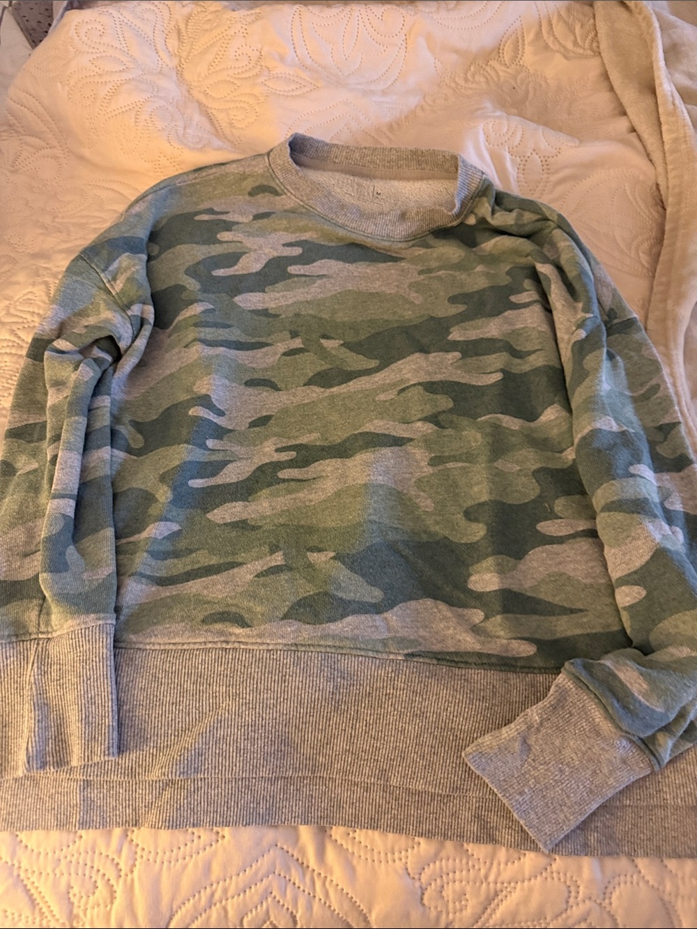 Time and Tru Green Camo Crewneck Sweatshirt